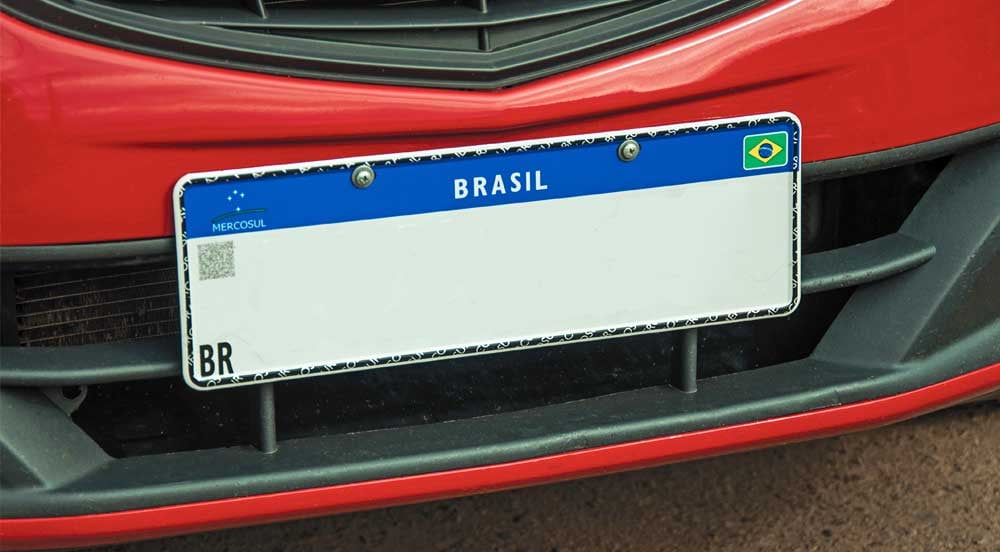 Sem Parar Empresas: zoom em uma placa Mercosul instalada em carro vermelho