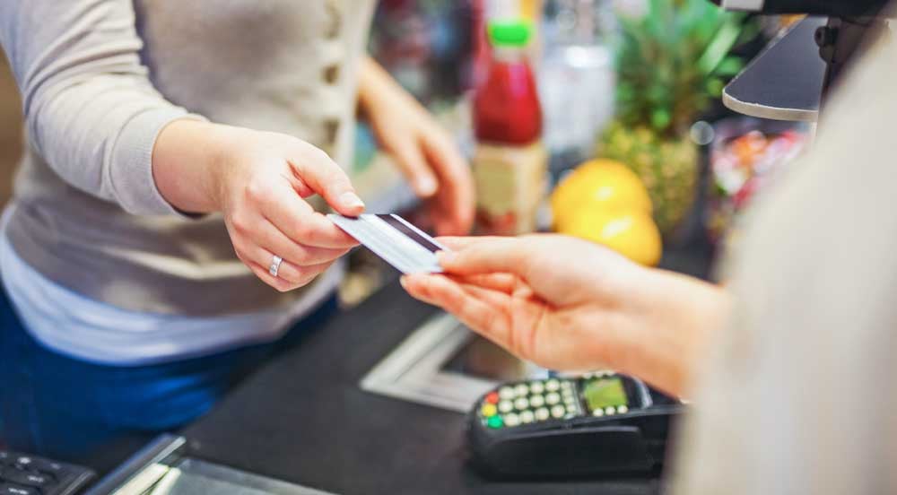 Sem Parar Empresas: mulher pagando supermecado dentro das regras do PAT com um cartão flexível