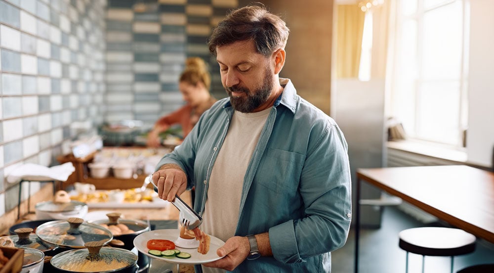 Sem Parar Empresas: homem se servindo em um restaurante onde se sabe o que é PAT - o programa que garante a alimentação de funcionários CLT