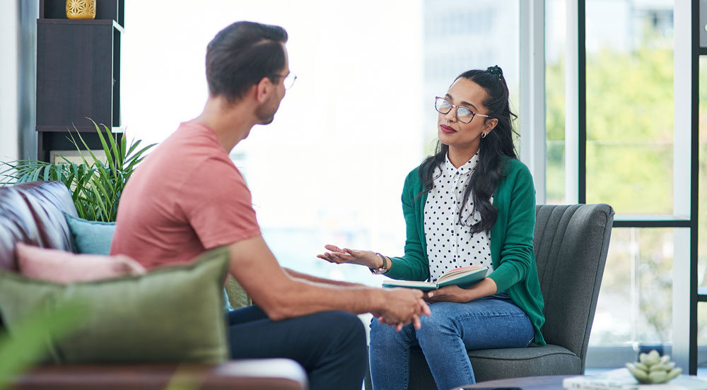 Sem Parar Empresas: colaborador em conversa com psicóloga representando uma das ações de saúde mental nas empresas