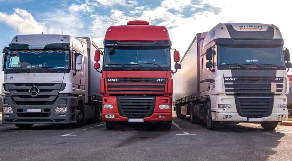 Sem Parar Empresas: três veículos alinhados representando os caminhões mais vendidos no Brasil