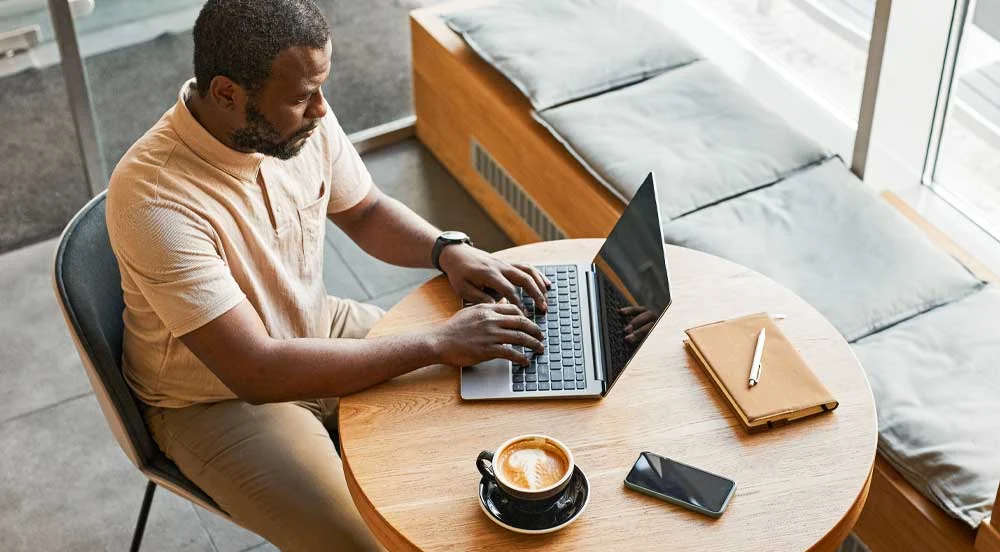 Sem Parar Empresas: homem sentado e mexendo no notebook para estudar dicas de produtividade