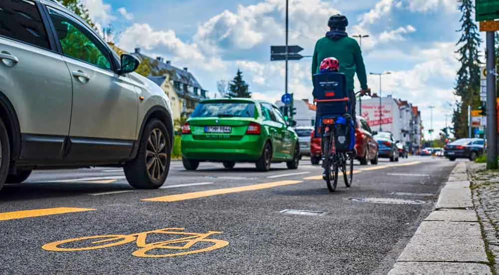 Sem Parar Empresas: rodovia com carros e bicicletas representando a mobilidade urbana