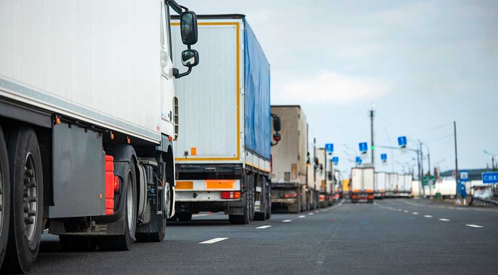Sem Parar Empresas: fila de caminhões em rodovia que serão verificados pelas regras da tabela de frete da ANTT