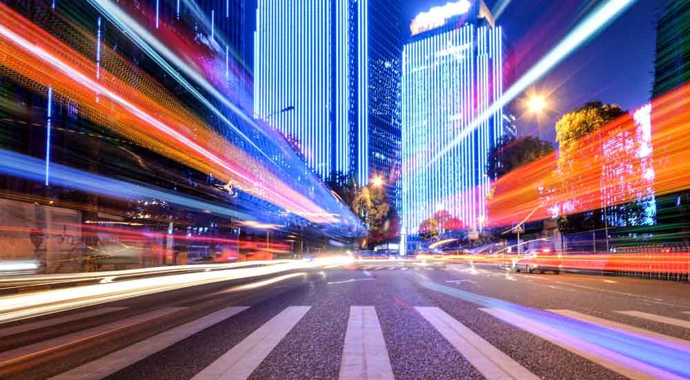 Sem Parar Empresas: foto em movimento de cidade à noite representando a Mobilidade inteligente