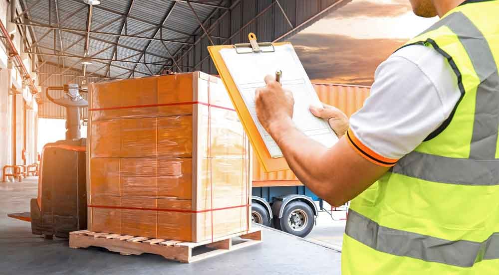 Sem Parar Empresas: homem anotando a cubagem de carga