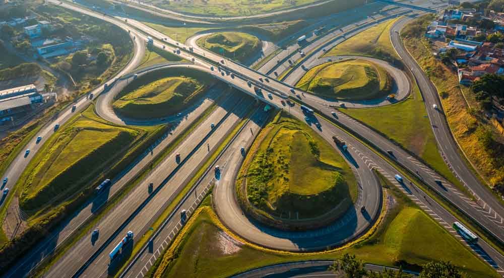 Sem Parar Empresas: trevo de rodovia asfaltada representando uma das melhores estradas do Brasil