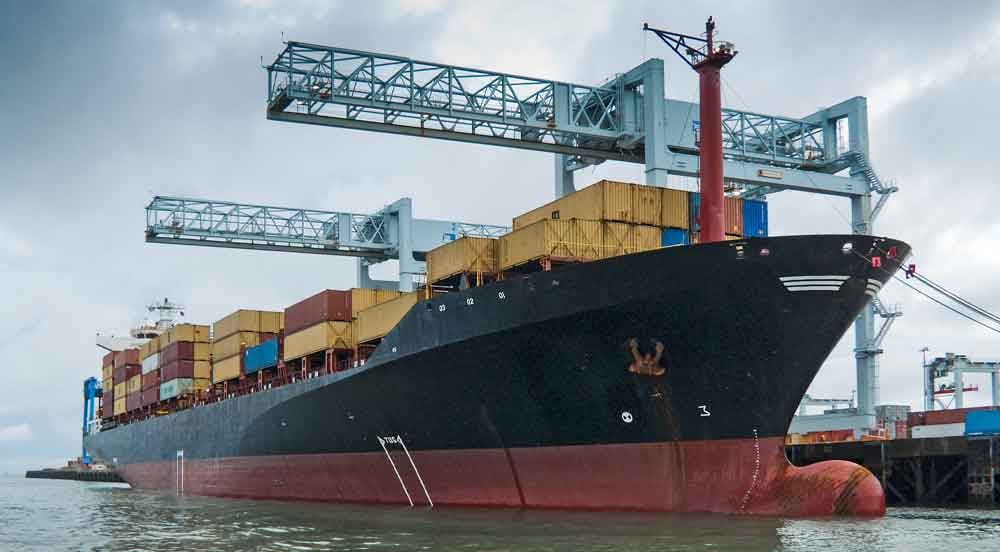 Sem Parar Empresas: navio carregado em porto se preparando para logística internacional
