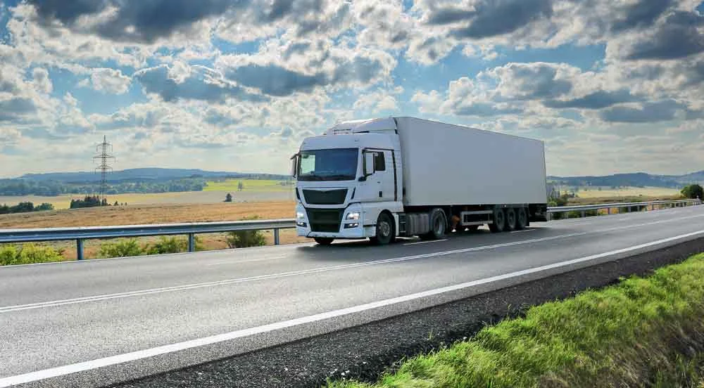 Sem Parar Empresas: caminhão que recebe manutenção sustentável em estrada