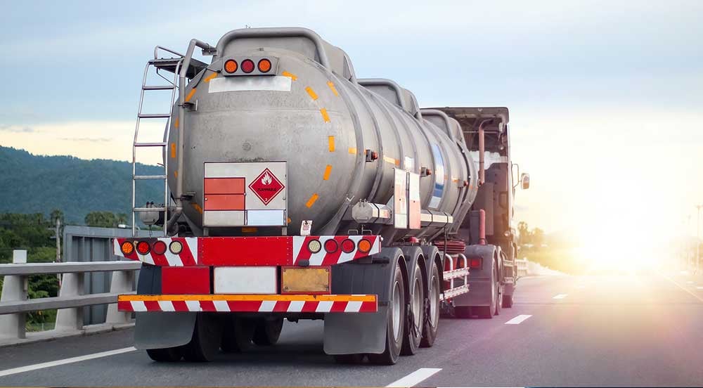 Sem Parar Empresas: caminhão em rodovia fazendo o transporte de cargas perigosas