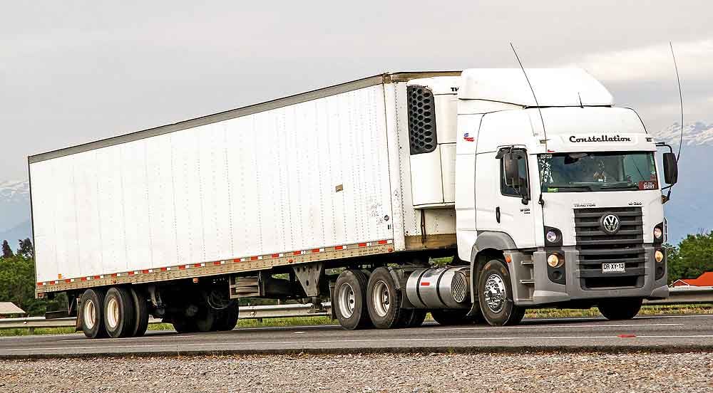 Sem Parar Empresas: grande veículo pesado branco de uma das maioress marcas de caminhões do Brasil