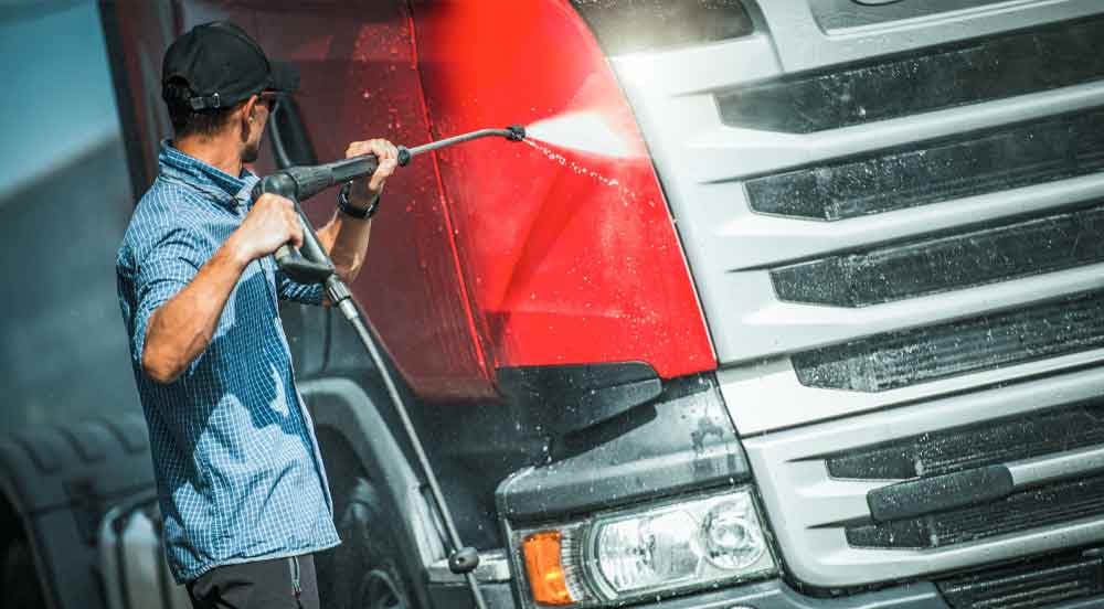Sem Parar Empresas: homem fazendo a higienização de caminhão