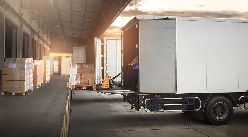 Sem Parar Empresas: caminhões estacionandos em centro de distribuição obedencendo à tributação para transportadoras