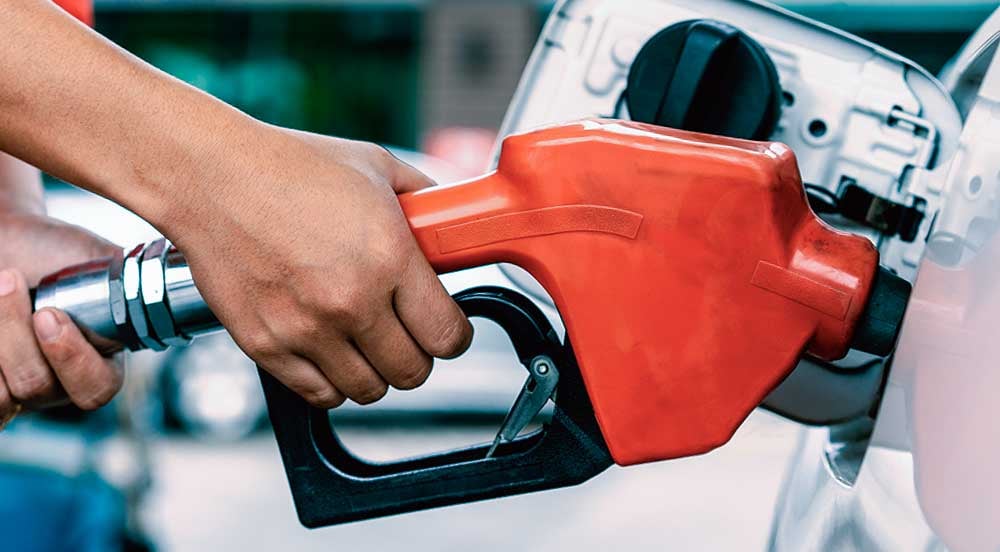 Sem Parar Empresas: bomba de gasolina aditivada sendo inserida em veículo