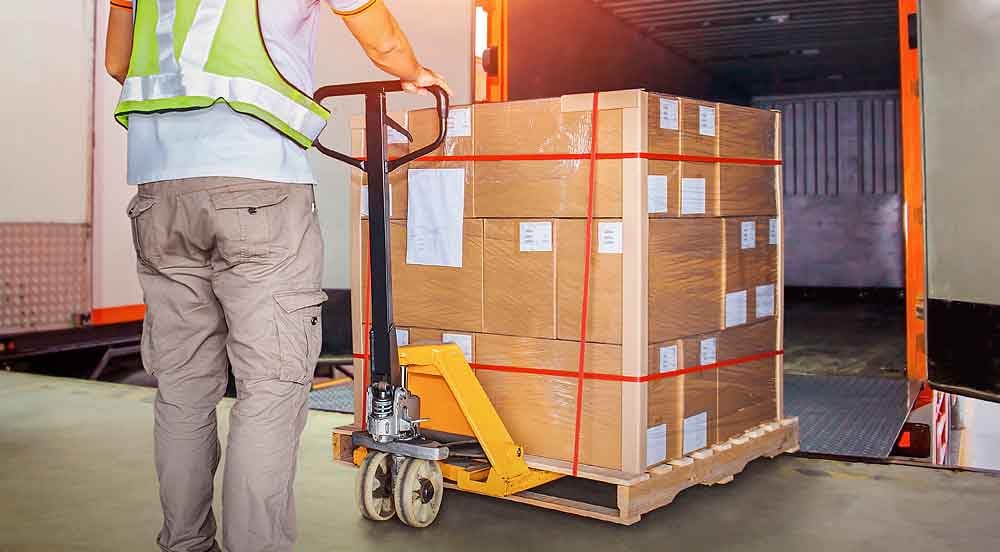 Sem Parar Empresas: homem fazendo a distribuição de cargas em veículo