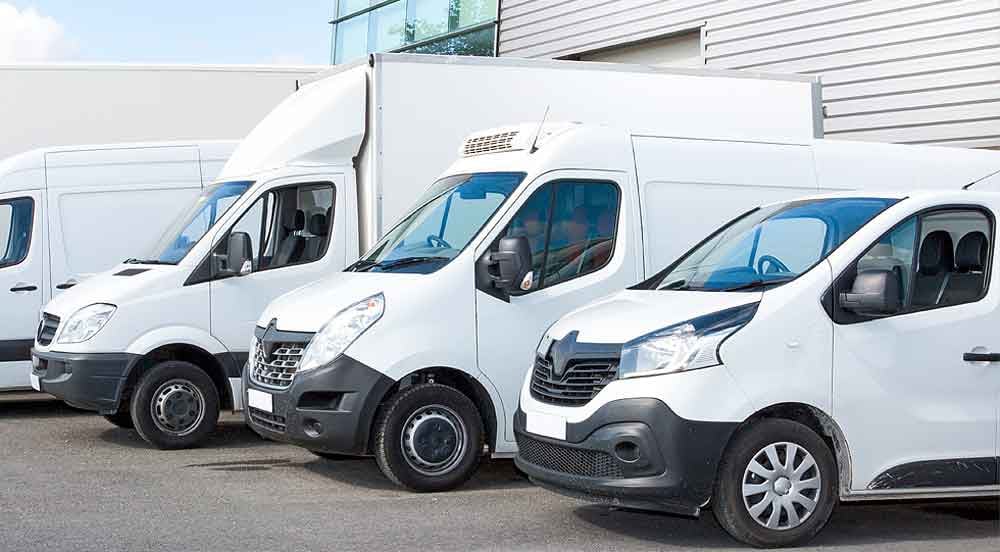 Sem Parar Empresas: fila de vans e caminhão estacionados para seu primeiro emplacamento