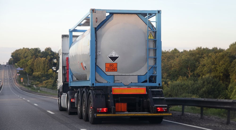Sem Parar Empresas: caminhão em rodovia realizando o transporte de cargas perigosas