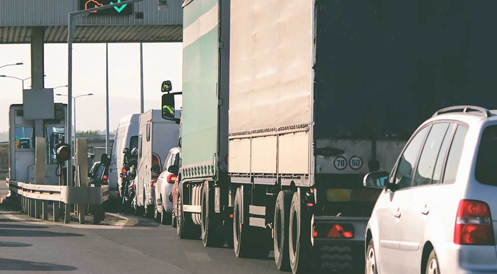 Sem Parar Empresas: fila de carros e um caminhão que terá cobrança de pedágio por eixo