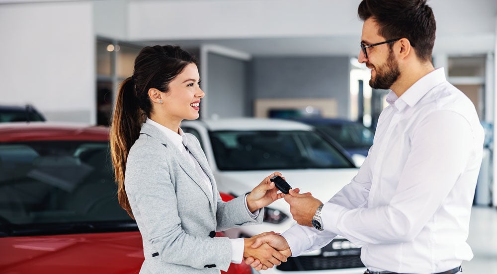 Sem Parar Empresas: homem explicando para mulher se MEI tem desconto na compra de carros