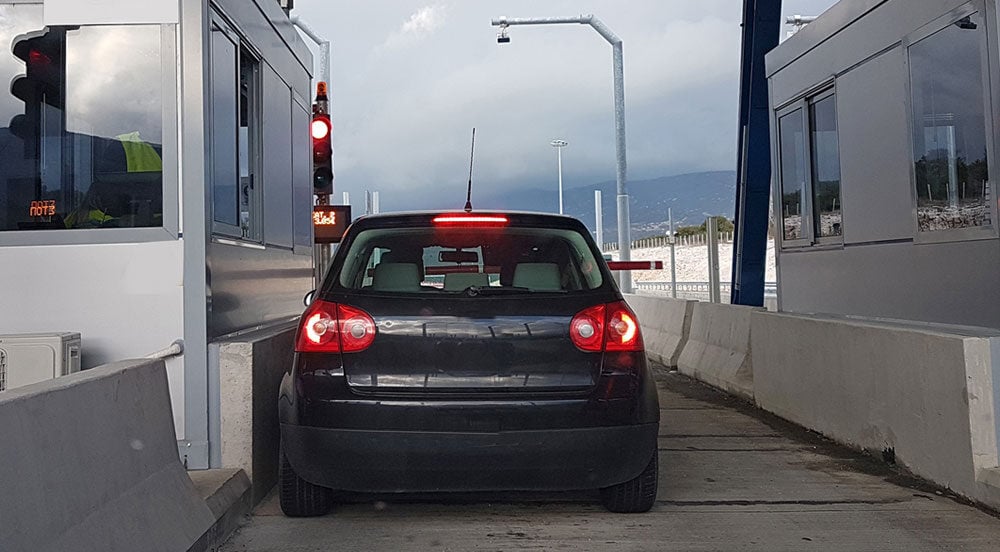 Sem Parar Empresas: carro parado em cabine de cobrança para ser orientado sobre o que fazer quando a tag não funciona no pedágio