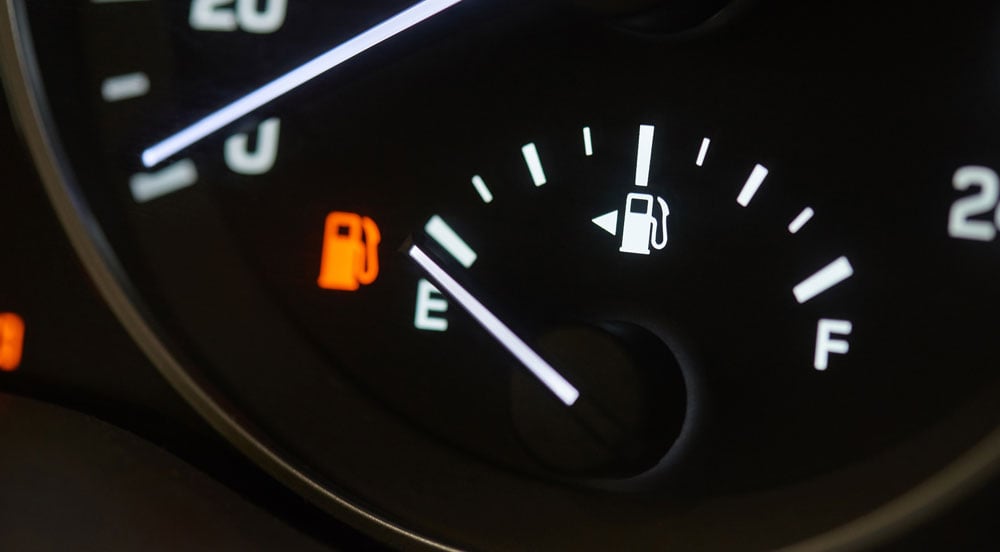 Sem Parar Empresas: marcador do painel de carro consumindo muito combustível mostrando que o tanque está vazio