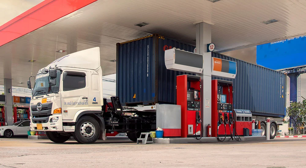 Sem Parar Empresas: Posto de abastecimento com grande veículo pesado que passou pelo processo de calcular consumo de combustível de caminhão