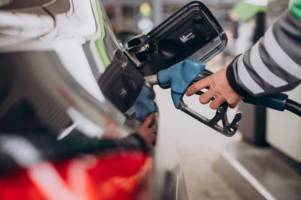 reabastecimento-carro-no-posto-de-gasolina