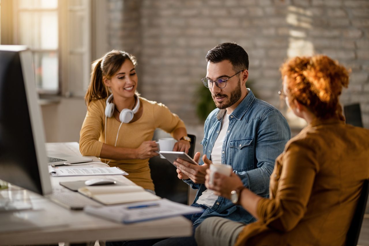 Equipe de profissionais de RH analisando os dados do ROI dos benefícios corporativos da empresa