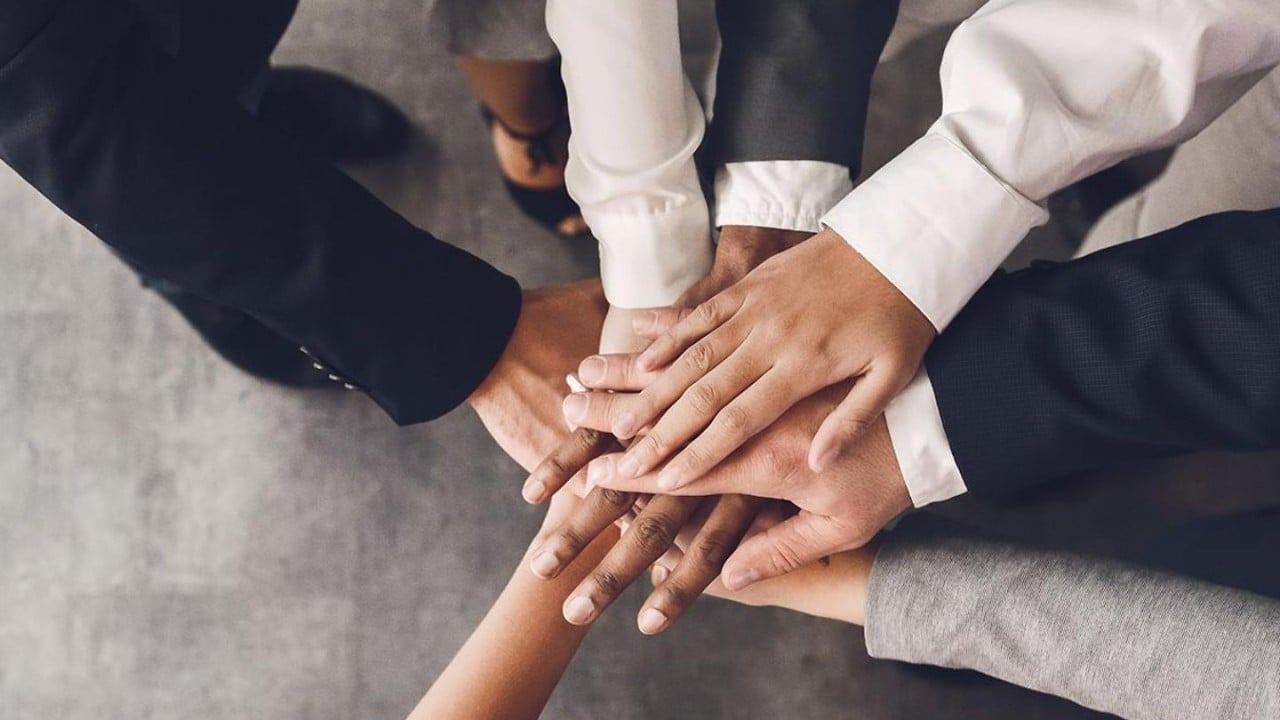 Mãos juntas passando a sensação de colaboração