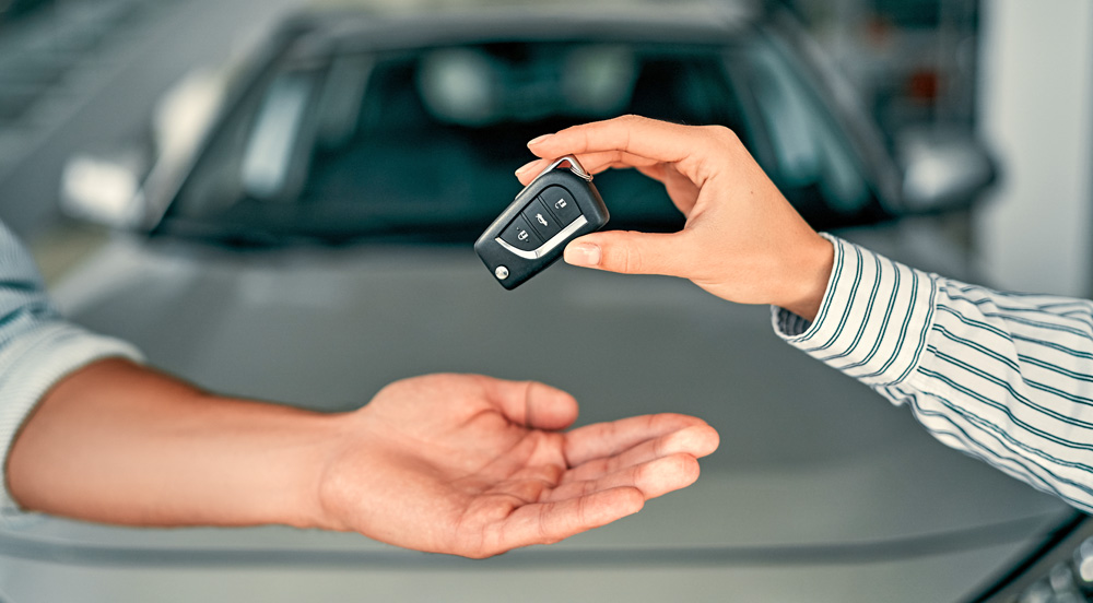Sem Parar Empresas: chave sendo entregue ao comprador que fará a transferência de veículos para seu CNPJ