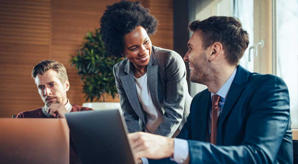 Sem Parar Empresas: três pessoas conversando no escritório sobre o programa de benefícios