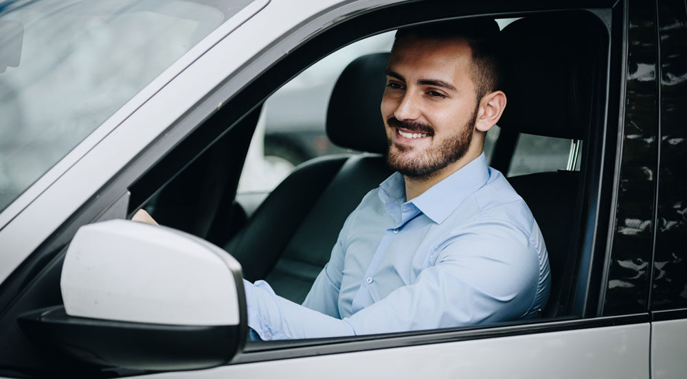 Sem Parar Empresas: homem dirigindo seu carro particular