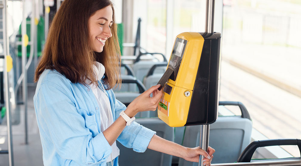 Mulher usando o cartão vale-transporte Sem Parar Empresas em ônibus