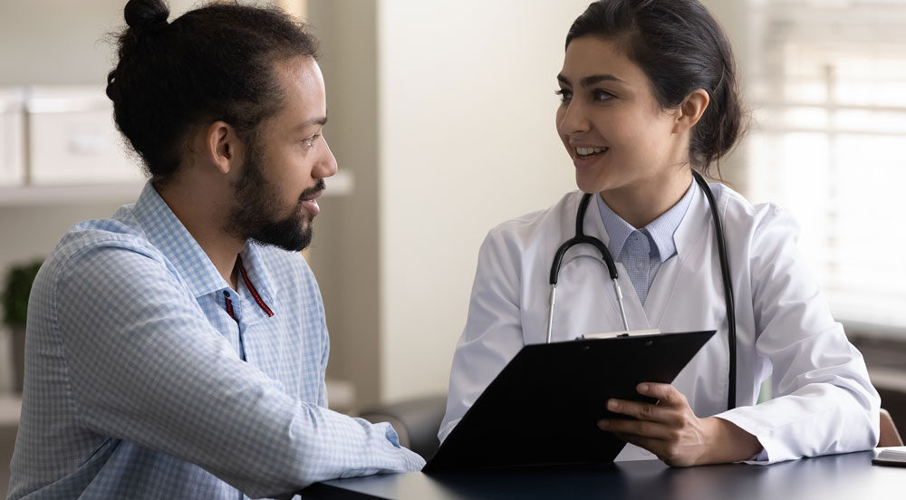 Sem Parar Empresas: homem em consulta com médica utilizando sua coparticipação em plano de saúde​