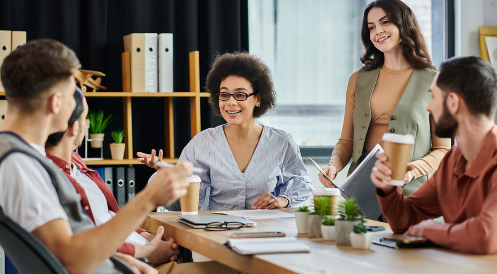 Sem Parar Empresas: roda de conversa em torno de uma mesa de escritório representando a gestão de pessoas