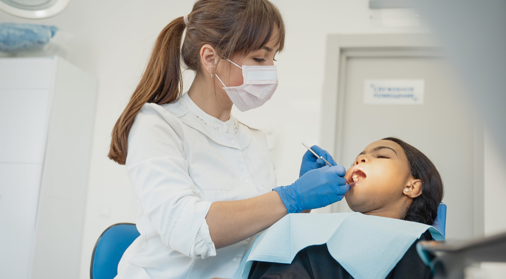 Dentista atendendo paciente que utiliza o plano odontológico da Sem Parar Empresas
