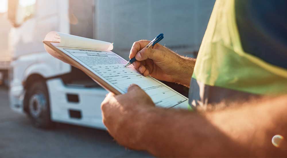 Sem Parar Empresas: homem anotando em planilha como fazer a desmobilização de frota