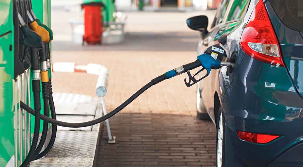 Sem Parar Empresas: carro abastecendo sem fraude no posto de gasolina