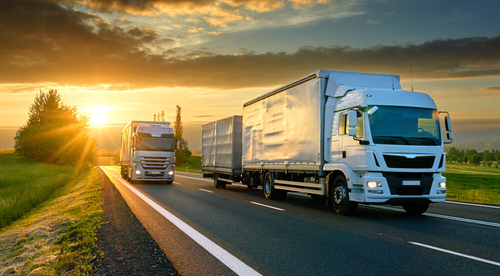 Sem Parar Empresas: estrada com dois veículos percorrendo o trajeto definido para o preço do frete de caminhão por km
