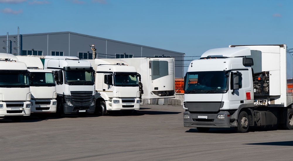 Sem Parar Empresas: pátio com caminhões estacionados de uma terceirização de frota