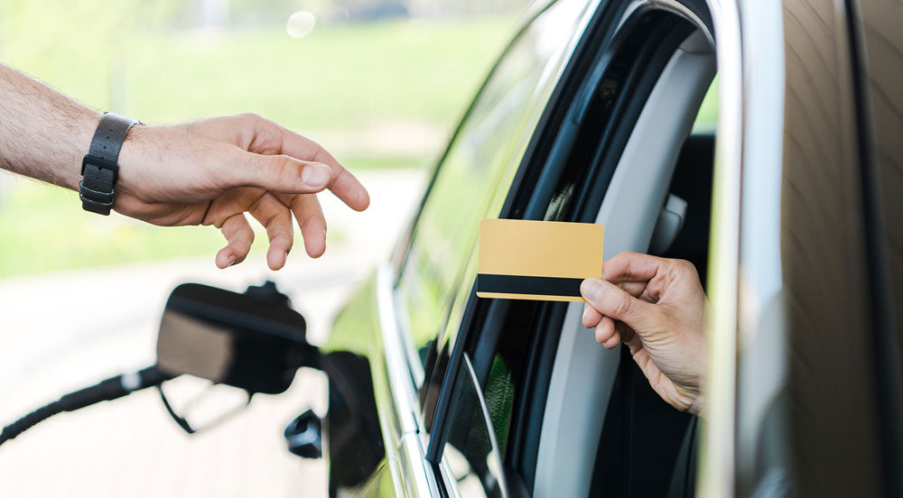 Sem Parar Empresas: pessoa em carro entregando o cartão frota para frentista de posto para pagar e economizar combustível