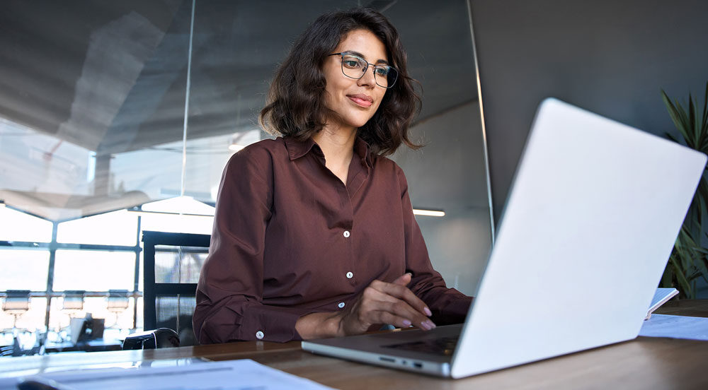 Sem Parar Empresas: mulher em frente ao computador fazendo o gerenciamento de frotas