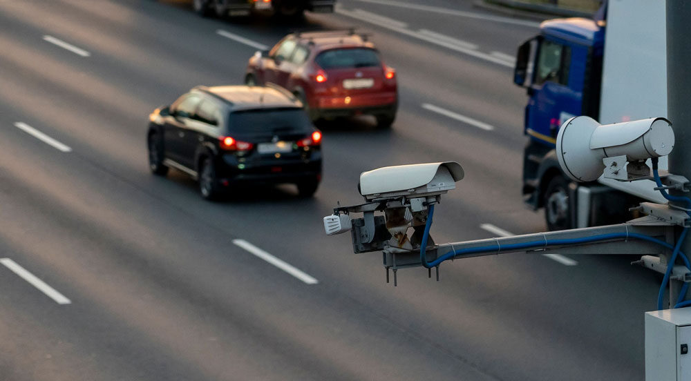 Sem Parar Empresas: radar em rodovia com inúmeros veículos que precisam de uma boa gestão de multas