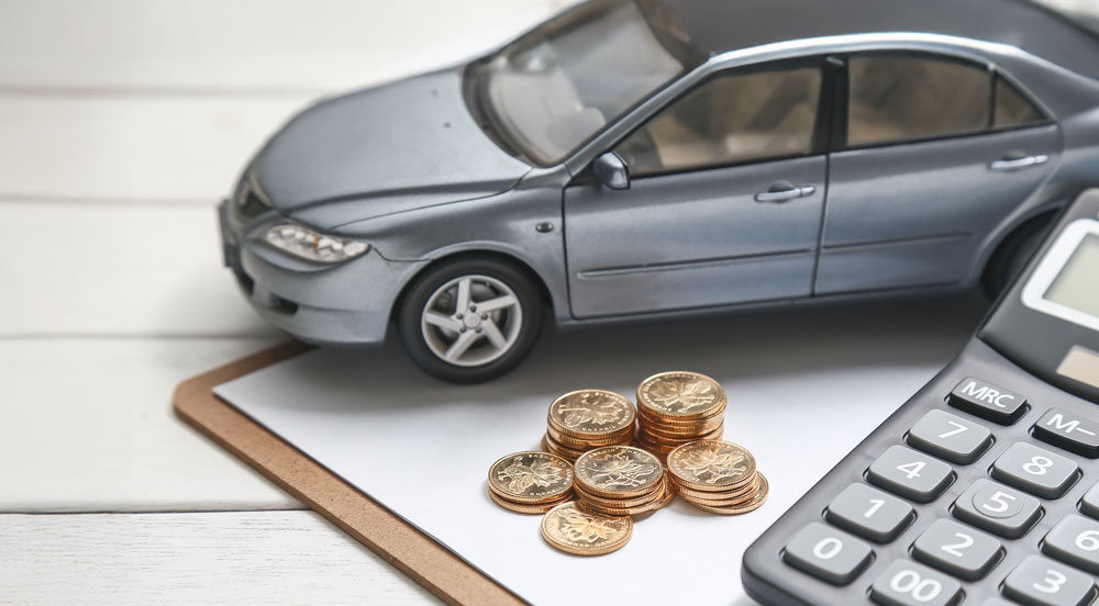 Um carro, moedas e uma calculadora representando a possibilidade de parcelar IPVA com Sem Parar Empresas