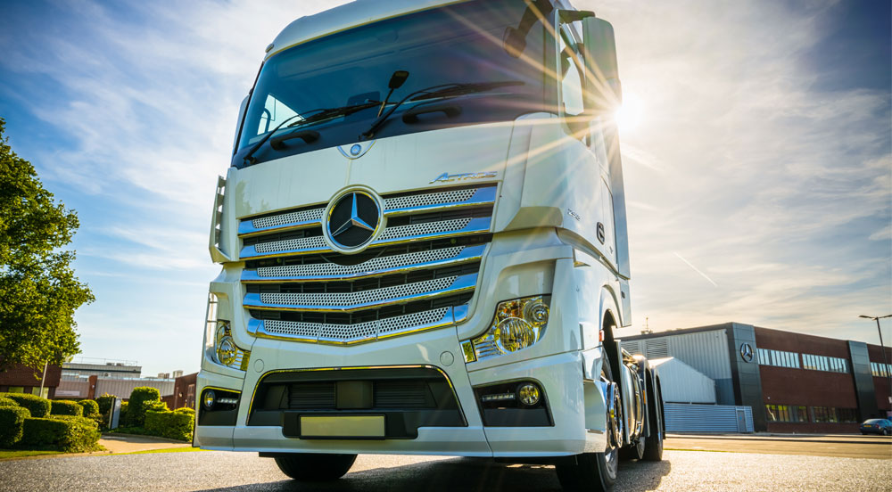 Caminhão branco que faz parte da parceria Sem Parar Empresas e Mercedes Benz