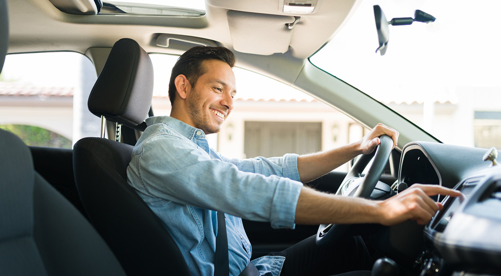 Sem Parar Empresas: homem sorrindo em carro com CNPJ MEI