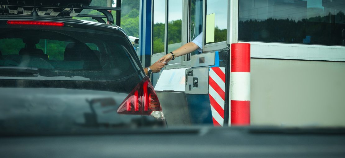 Sem Parar Empresas: carro parando na praça de cobrança em rodovia para representar como pagar pedágio com dinheiro