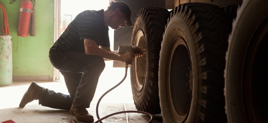 Sem Parar Empresas: Saiba quando trocar os pneus do caminhão