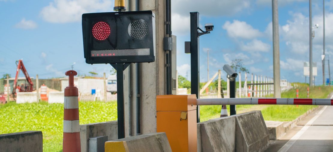 Sem Parar Empresas: evasão de pedágio por engano indicada por uma placa eletrônica com sinalização vermelha