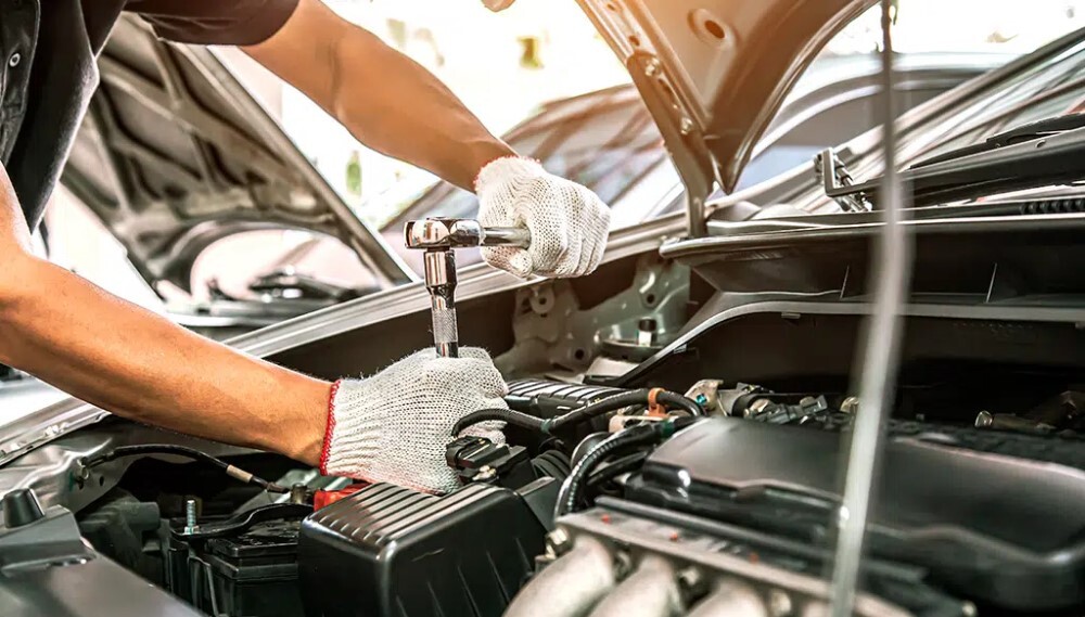 Sem Parar Empresas: Mecânico realiza manutenção preventiva em um automóvel